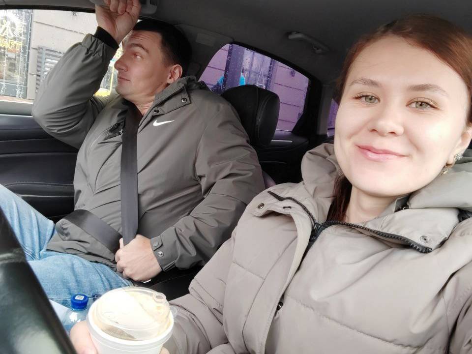 Довольный клиент и водитель такси